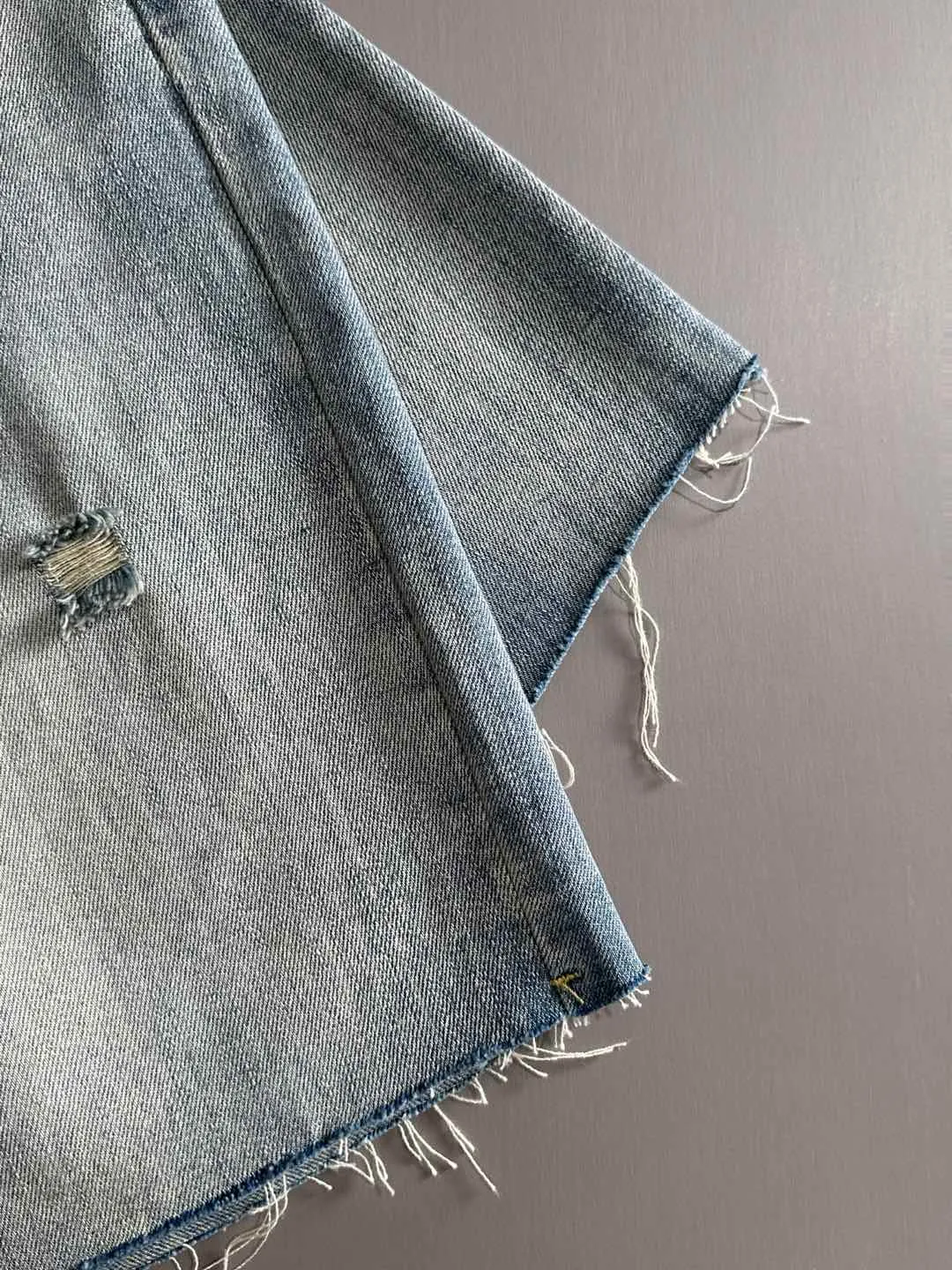 🅿️330 Croxin 2025 summer new jeans denim shorts are woven from imported Japanese Denim plain cotton denim fabrics. They are complete with three standards. The top stonewashing process makes the texture reach the old taste of the 1980s. It is soft, delicate, comfortable and breathable. The color has a modern and fashionable vicissitudes. The upper body is versatile and fashionable! Light luxury, a must-have item for daily commuting! Code number: 28-38 (please state your height and weight when placing an order)
